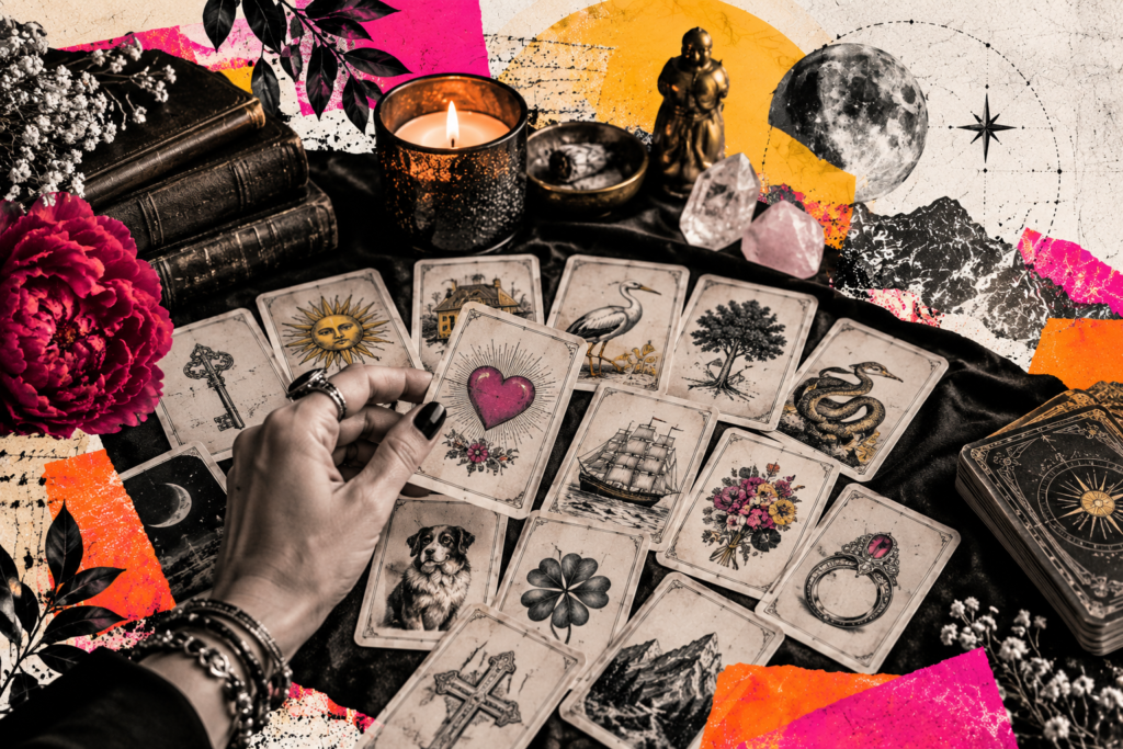 Cartes du Petit Lenormand disposées sur une table avec une main tirant une carte, illustrant l’apprentissage et la formation à la lecture du Petit Lenormand.